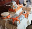 Bruidstaarten in kleuren zilver wit en oranje in de vorm van cadeautjes. 4 chocoladetaarten met frambozencreme en frambozen en vanillecakes met champagnecreme en 4vruchtenjam